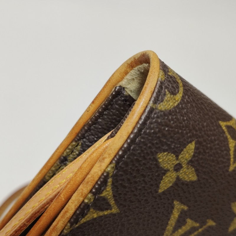 Louis Vuitton Monogram Pochette Shoulder Bag